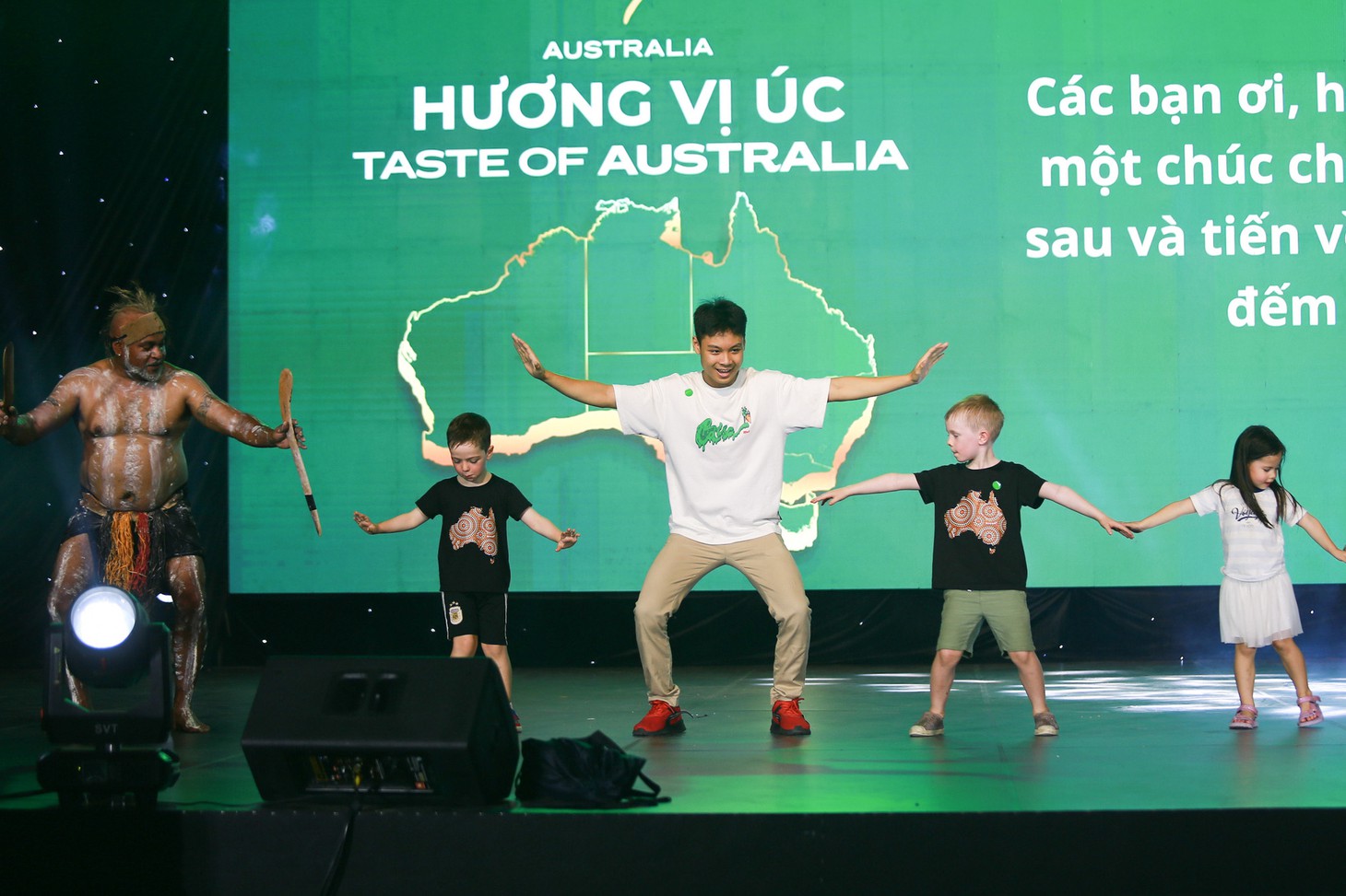 Nhóm múa Bản địa Tribal Experiences đến từ bang Queensland, Úc giao lưu cùng khán giả