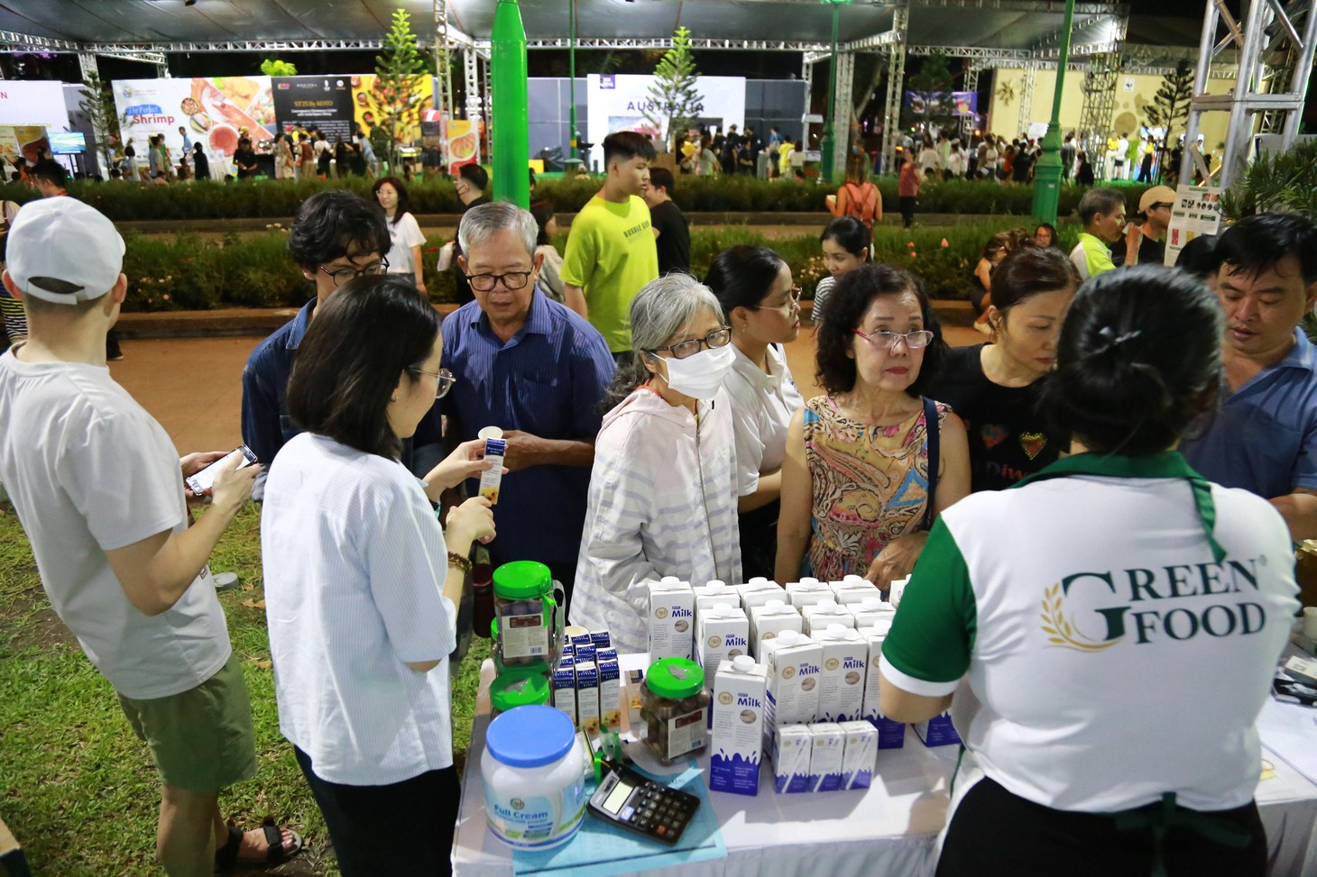 Ngoài món ăn, các loại nước uống, sữa Úc cũng được giới thiệu