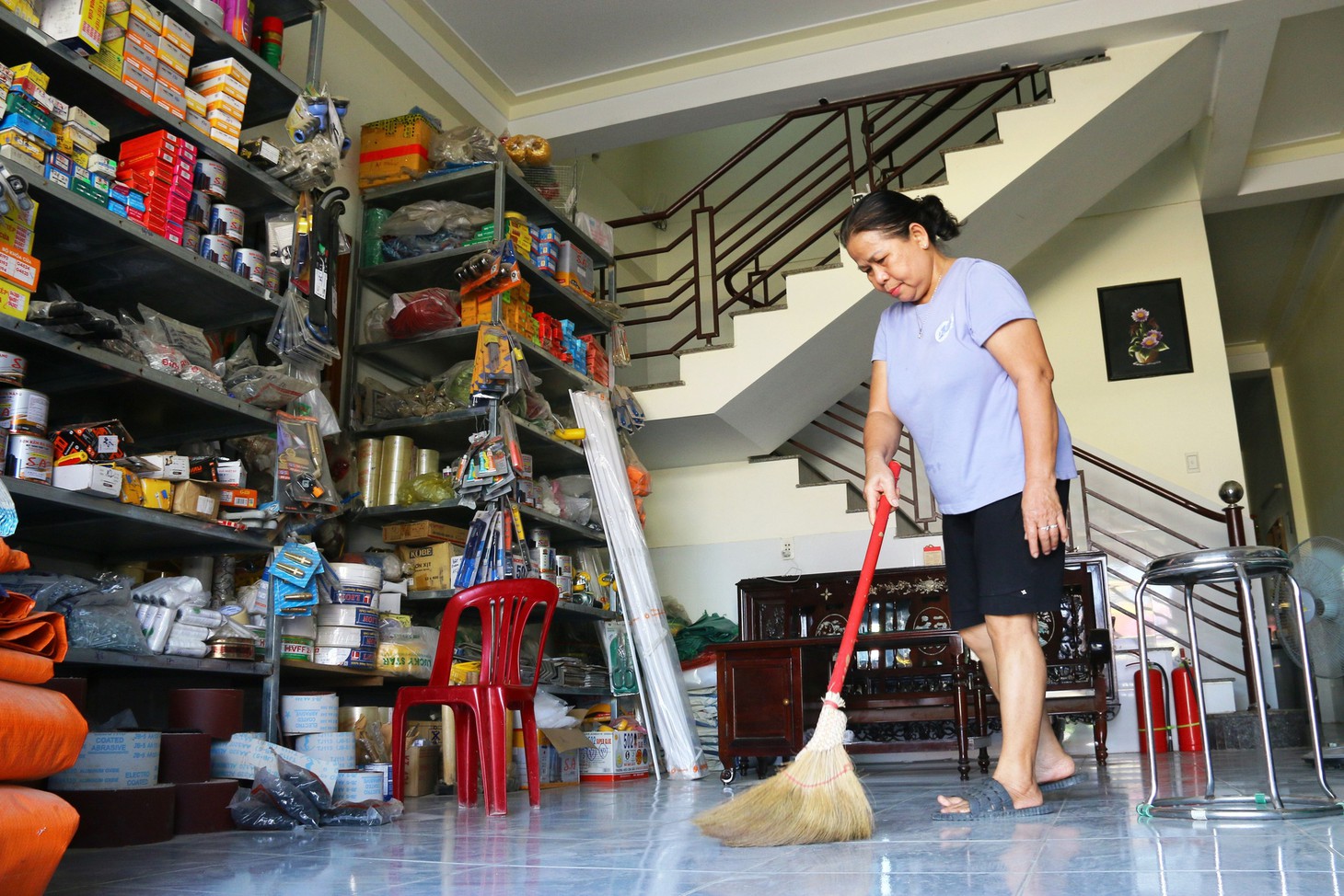 Bụi bặm ập vào nhà của bà Nguyễn Thị Ánh (đường Phạm Văn Đồng, TP Huế) - Ảnh: NHẬT LINH