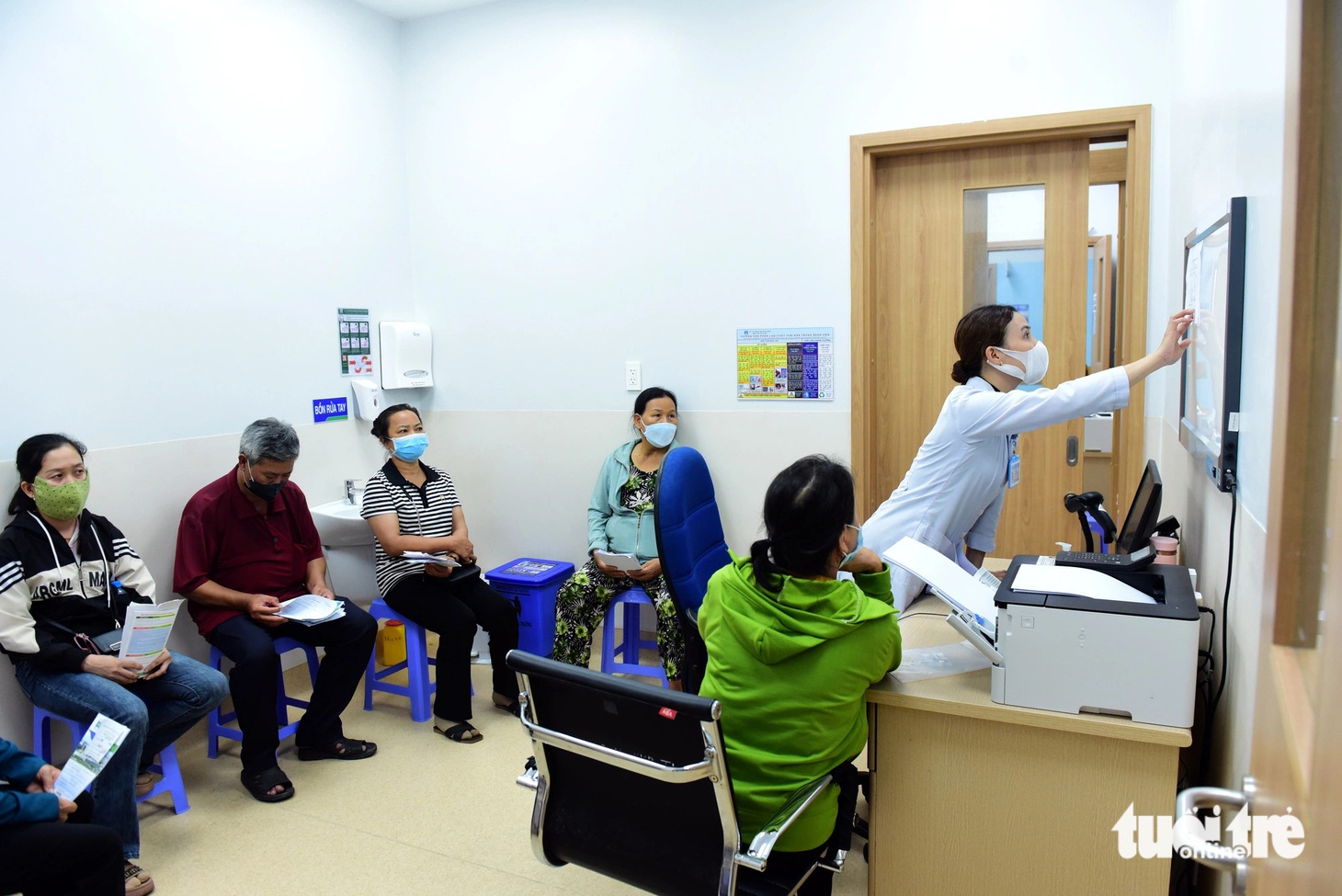 Các bác sĩ và nhân viên y tế phải chạy hết công suất