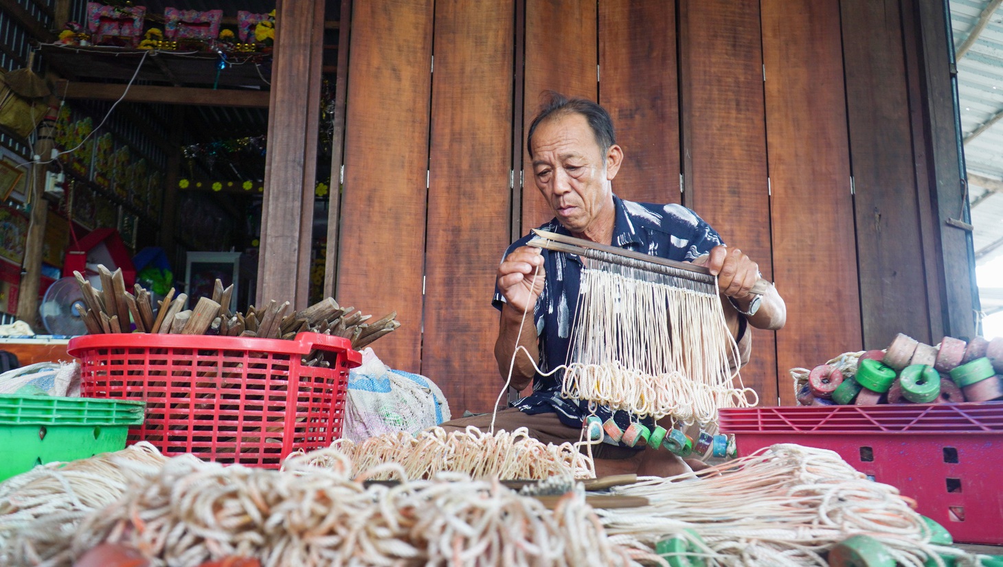Ông Nguyễn Việt Lào, xã Tân Hải, huyện Phú Tân, tỉnh Cà Mau, đang chuẩn bị câu để đi đánh bắt - Ảnh: THANH HUYỀN