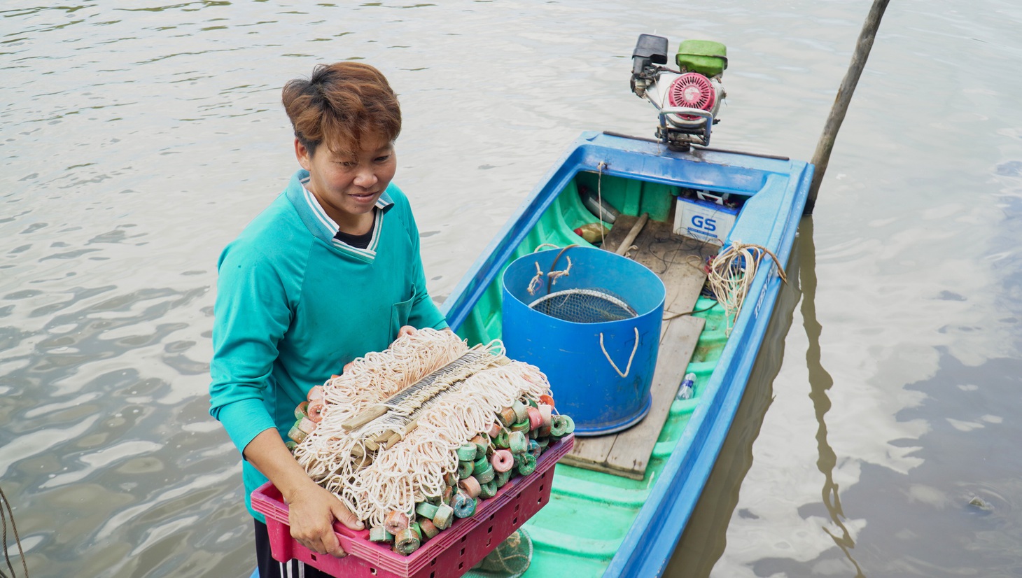 Anh Nguyễn Nghi, huyện Phú Tân, tỉnh Cà Mau, phải ra biển giăng câu từ hôm trước, đến khuya hôm sau sẽ ra biển thăm câu - Ảnh: THANH HUYỀN