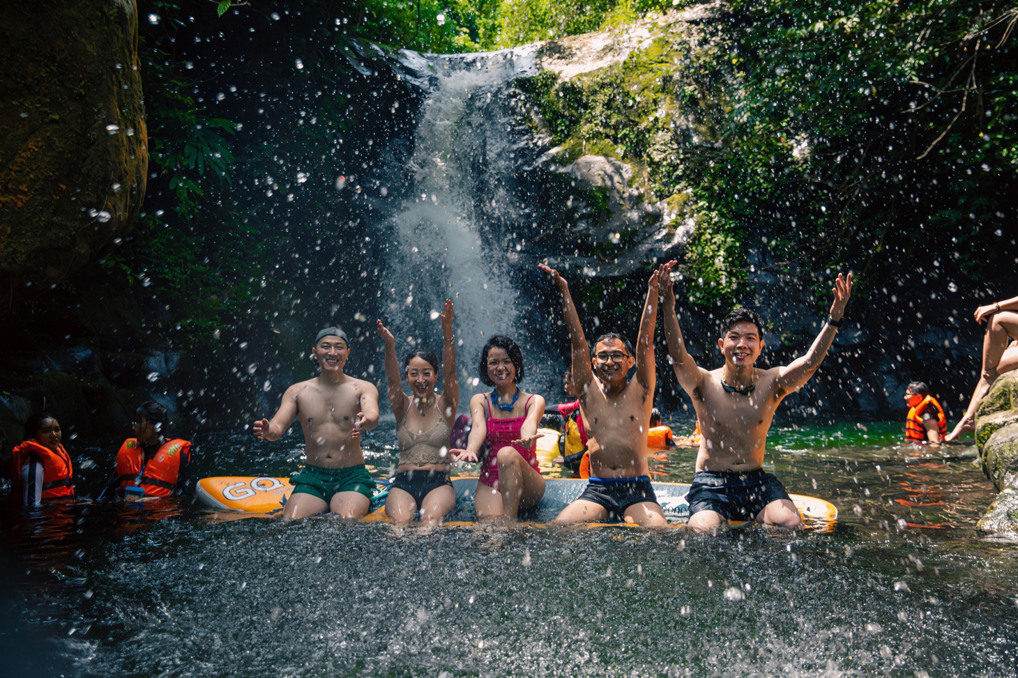 Điểm check-in đẹp của giới trẻ nay chỉ còn trong kỷ niệm, nhiều du khách có dự định đến suối Cửa Tử đều phải đổi kế hoạch - Ảnh: TÙNG NGUYỄN