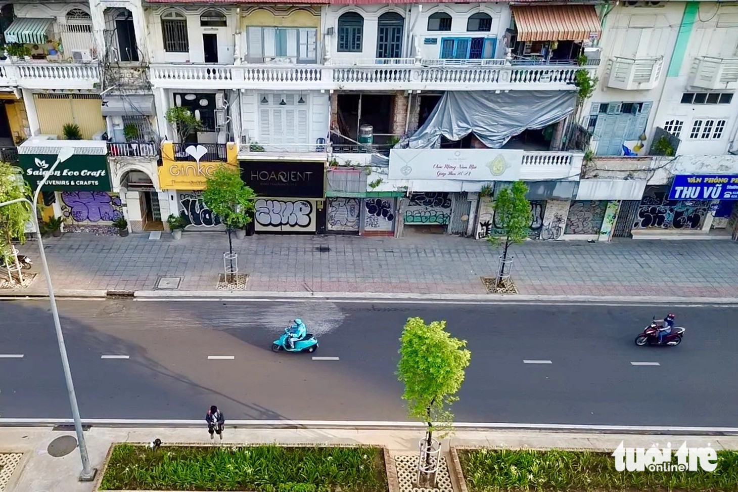 Dọc tuyến đường Lê Lợi có hơn 50 nhà có cánh cửa kéo bằng tôn phủ kín hình vẽ theo kiểu graffiti (tranh vẽ loại hình nghệ thuật đường phố) lớn nhỏ - Ảnh: TIẾN QUỐC