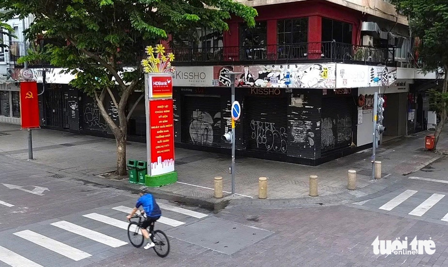 Mắt tiền trên đường Nguyễn Huệ cũng bị tình trạng nói trên - Ảnh: TIẾN QUỐC