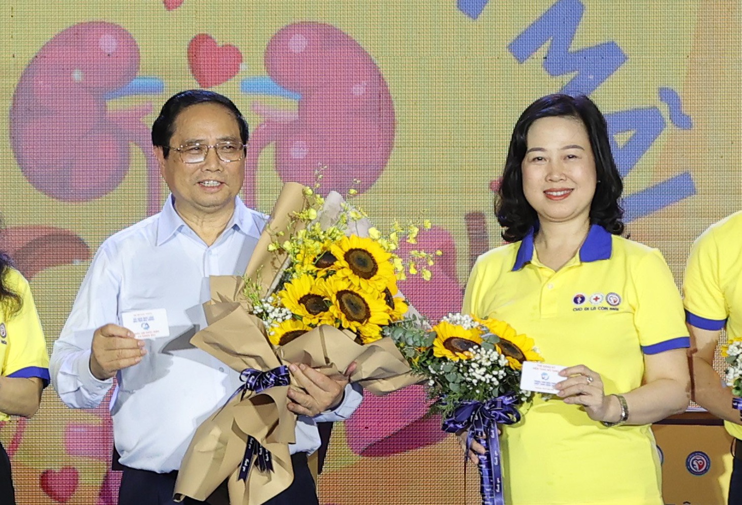 Thủ tướng Phạm Minh Chính và Bộ trưởng Bộ Y tế Đào Hồng Lan phát động đăng ký hiến mô, tạng sáng 19-5 - Ảnh: TRẦN MINH