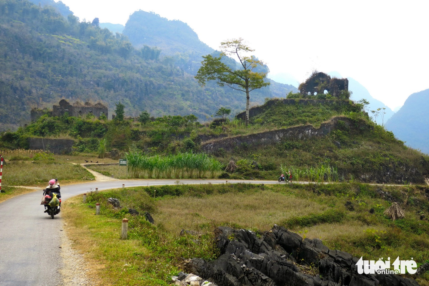 Đồn Lũng Hổ nằm trên đường DT 176 (huyện Yên Minh, Hà Giang ). Đồn được xây dựng trên khu đất cao, khá bằng phẳng quay hướng Đông - Tây. Chiều dài tường bao quanh gần 200m được bố trí các ụ bắn. Các ụ bắn đều có lỗ châu mai quan sát bên ngoài - Ảnh: T.T.D.