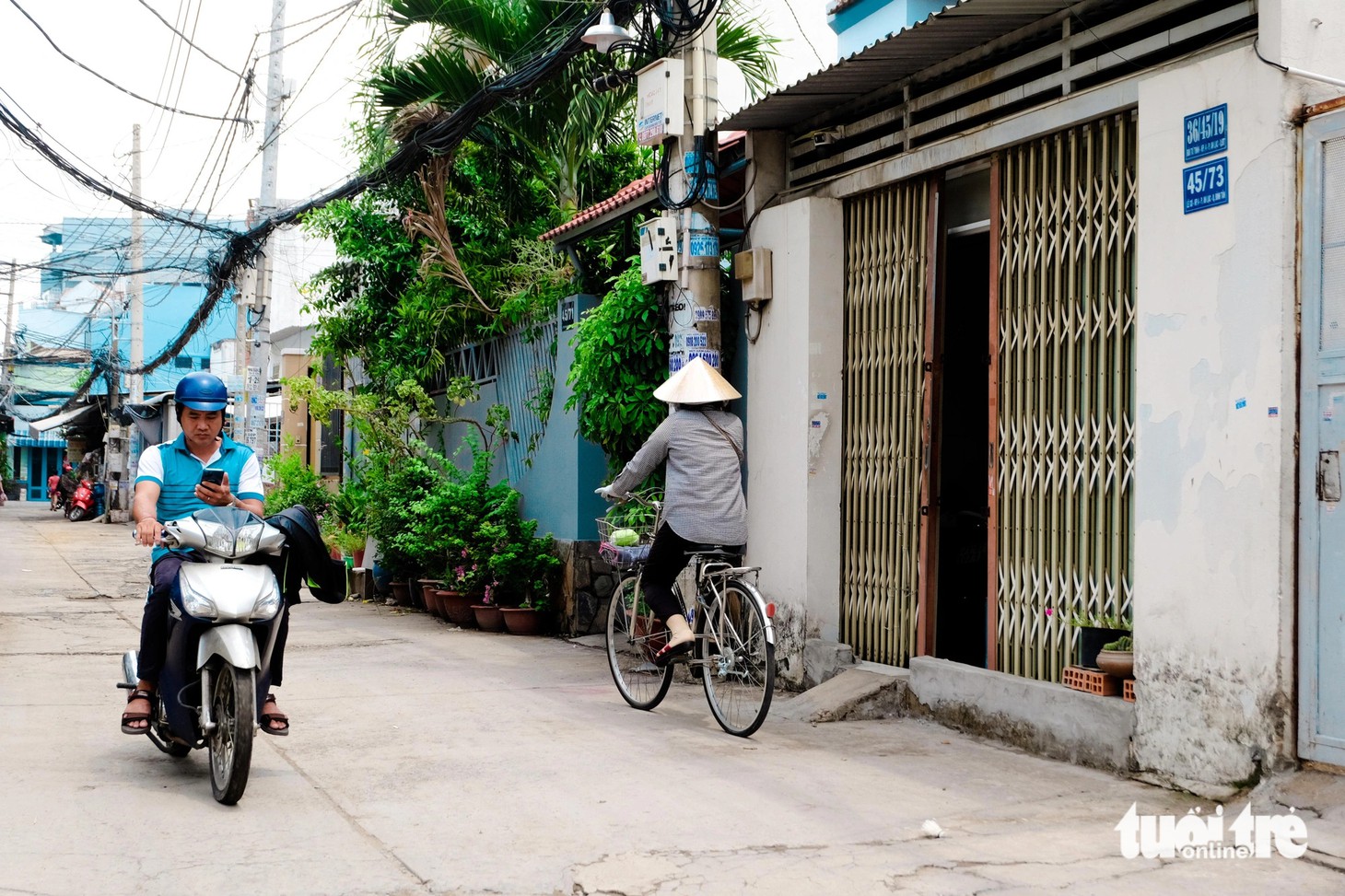 Con hẻm này ở phường An Lạc, quận Bình Tân khiến người từ nơi khác đến hoang mang không biết đây là hẻm 36 Bùi Tư Toàn hay 45 Lê Cơ. Hàng loạt căn nhà trong hẻm đều mang 2 biển số, một biển hẻm 36 Bùi Tư Toàn, một biển 45 Lê Cơ. Chạy dọc hẻm 36 Bùi Tư Toàn lại thấy xen kẽ nhà để biển số hẻm 45 Lê Cơ và ngược lại. Chưa kể, nhều căn nhà có số nhà