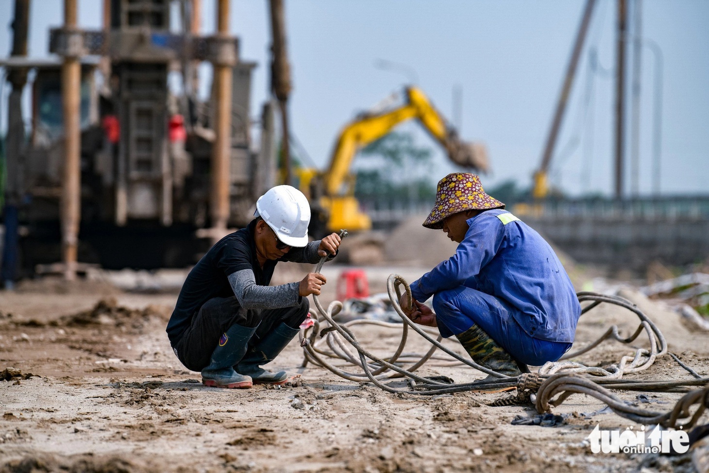 Các nhà thầu thi công dự án trên qua huyện Hoài Đức đã huy động 203 đầu máy móc các loại cùng 333 nhân sự để thi công - Ảnh: NAM TRẦN