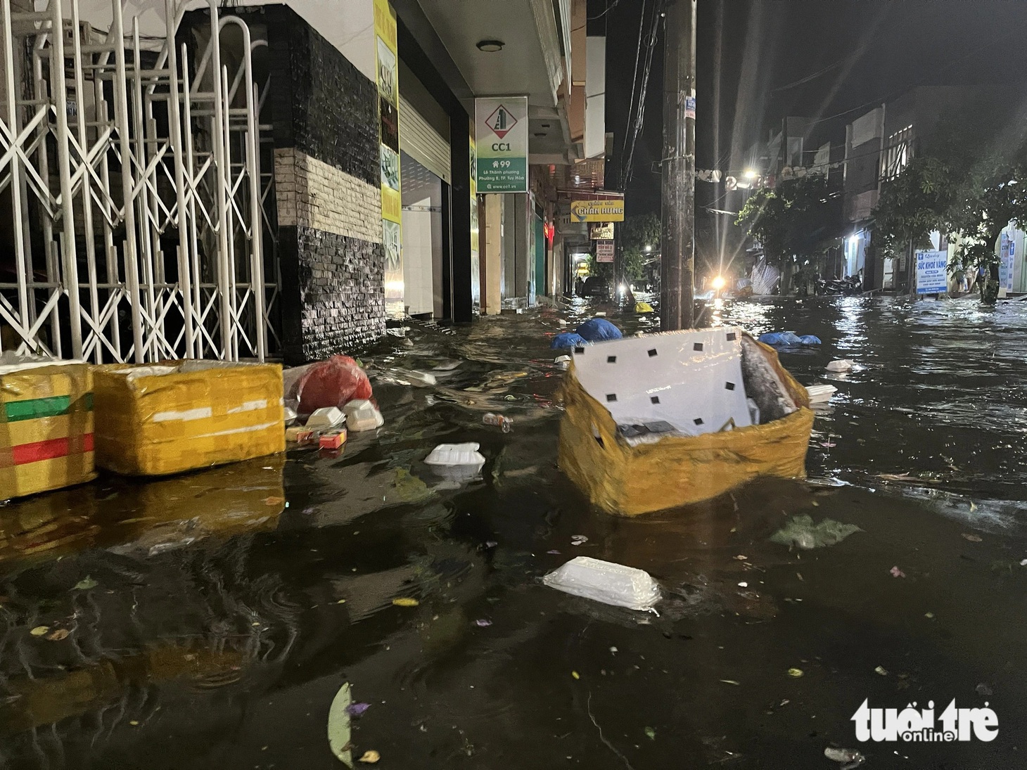 Các thùng xốp đựng rác thải trôi lềnh bềnh trên mặt nước - Ảnh: NGUYỄN HOÀNG