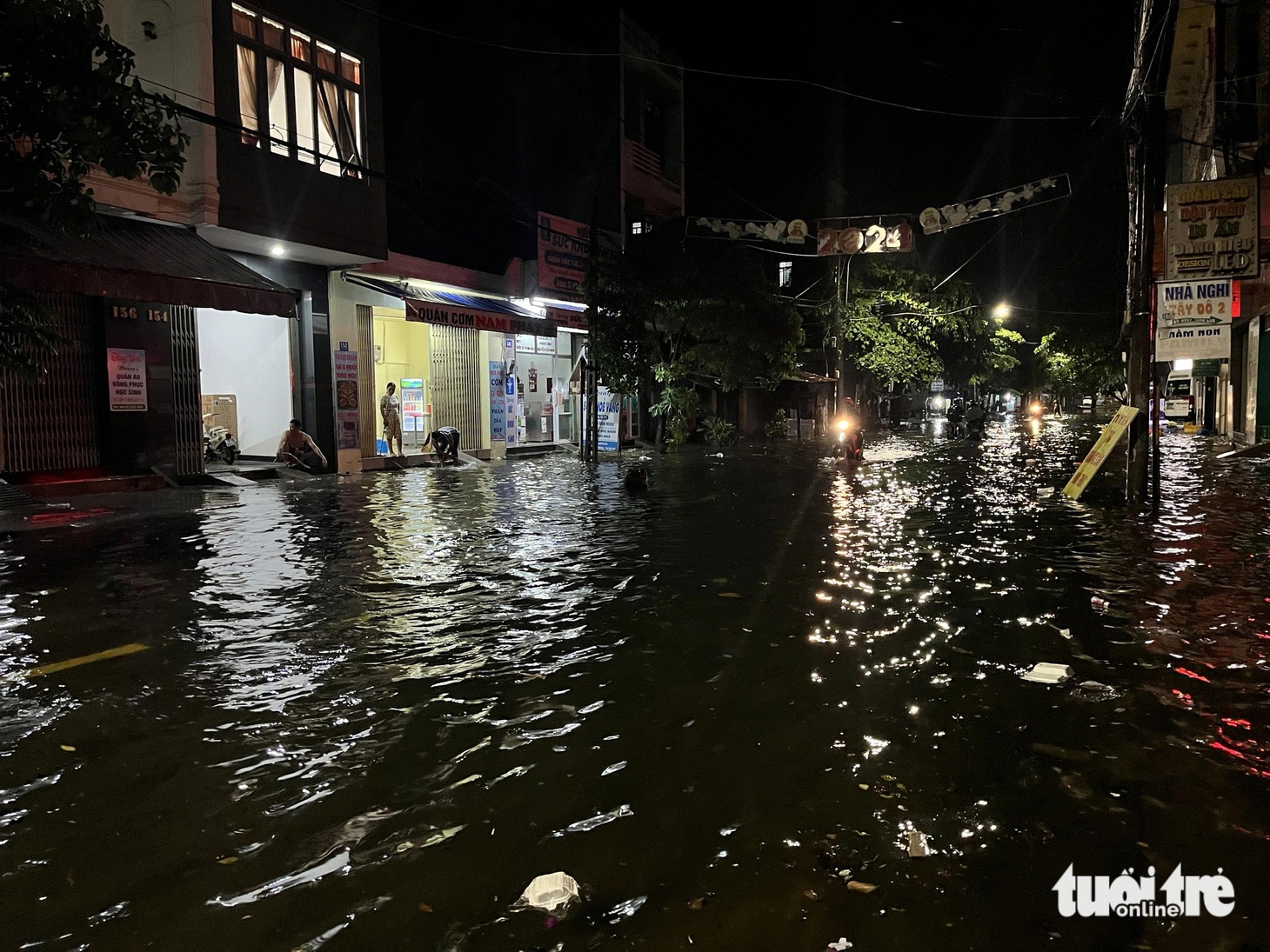 Đến 21h cùng ngày, đường Lê Thành Phương (phường 8, TP Tuy Hòa) vẫn tiếp tục ngập - Ảnh: NGUYỄN HOÀNG