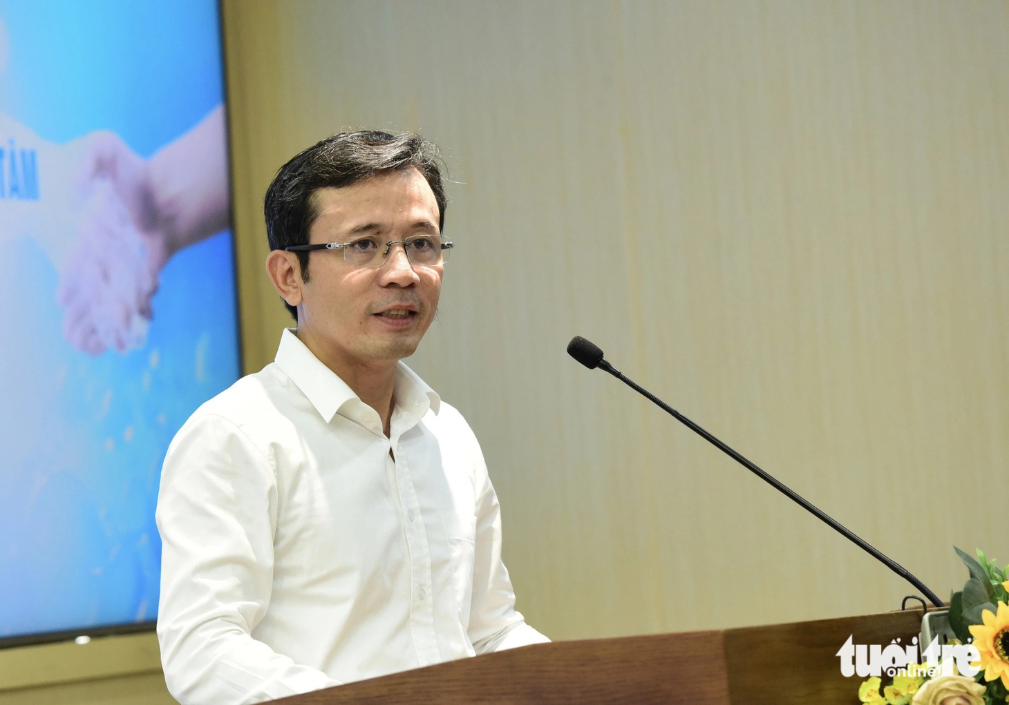 Nhà báo Trần Xuân Toàn - phó tổng biên tập báo Tuổi Trẻ - phát biểu tại tọa đàm - Ảnh: DUYÊN PHAN