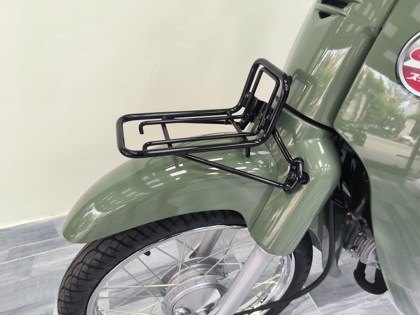Chính vì hướng tới chở người, nhà sản xuất đã thêm baga ở phía trước trên Honda Super Cub 110 bản Thái (ảnh) cho những ai có nhu cầu chở thêm đồ - Ảnh: Hội Honda Super Cub Việt Nam/Facebook