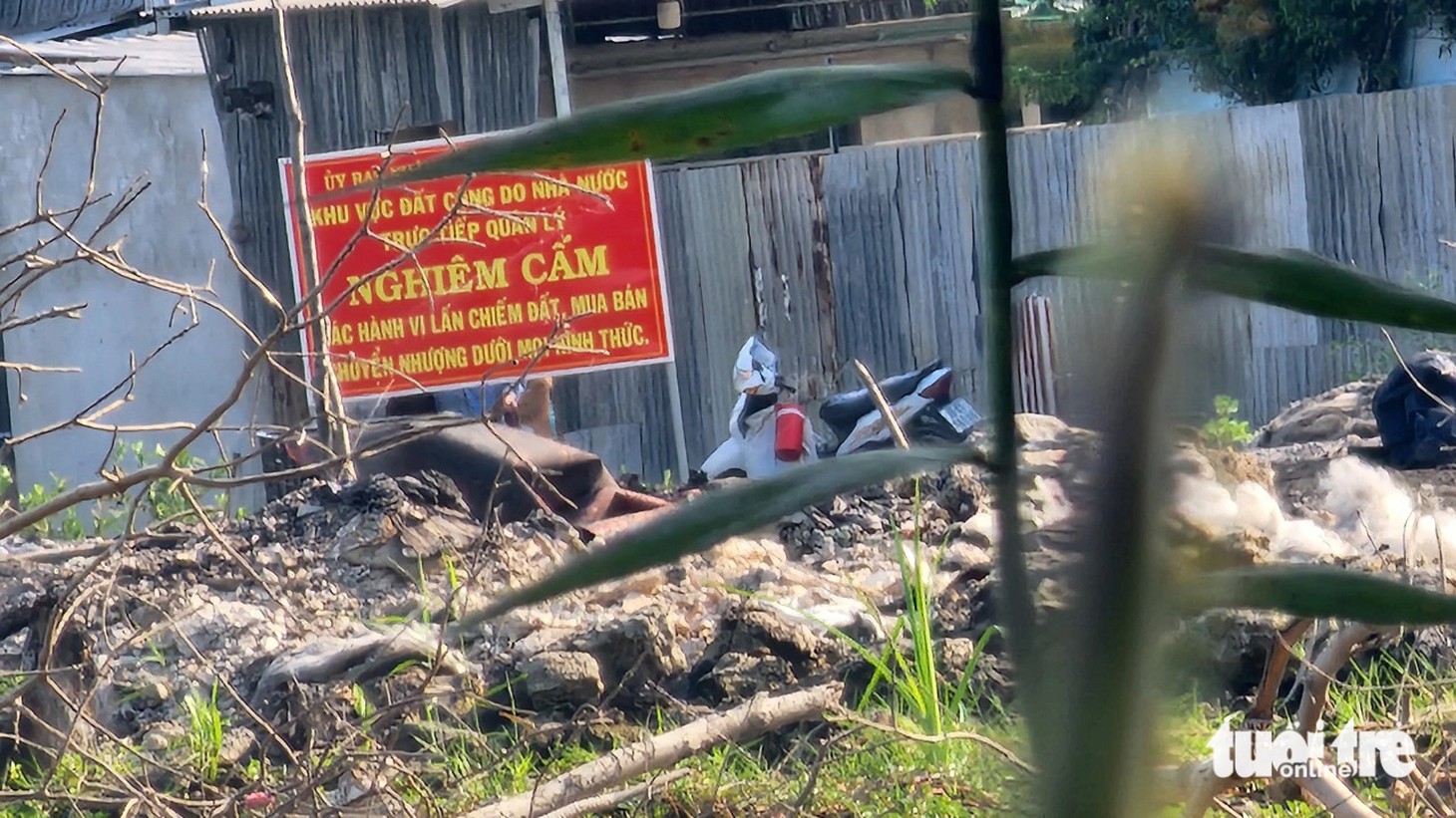 Ngay bên cạnh khu vực này có một bảng lớn ghi nội dung: “UBND xã Vĩnh Lộc A - khu vực đất công do Nhà nước trực tiếp quản lý, nghiêm cấm các hành vi lấn chiếm đất, mua bán chuyển nhượng dưới mọi hình thức”.