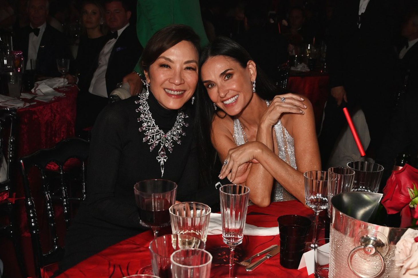Dương Tử Quỳnh chụp hình thân thiết cùng Demi Moore - Ảnh: Getty