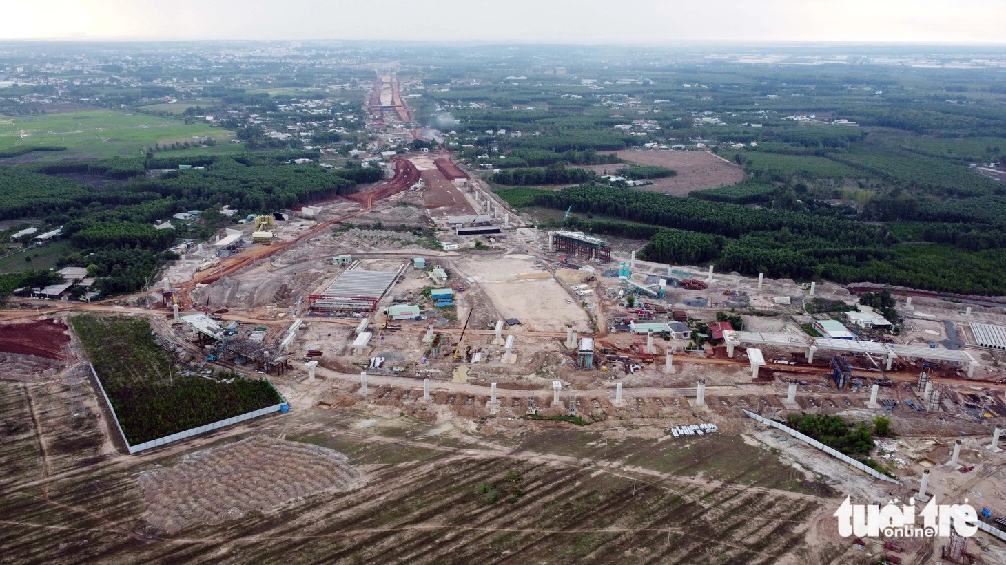 Tại dự án thành phần 2, Ban quản lý dự án 85 (đơn vị chủ đầu tư) cho hay đã huy động 360 nhân sự, 120 đầu máy thiết bị... tổ chức thi công ở các nơi đã được bàn giao mặt bằng. Trong ảnh: Nhà thầu đang thi công nút giao với tuyến đường kết nối T1 sân bay Long Thành - Ảnh: A LỘC