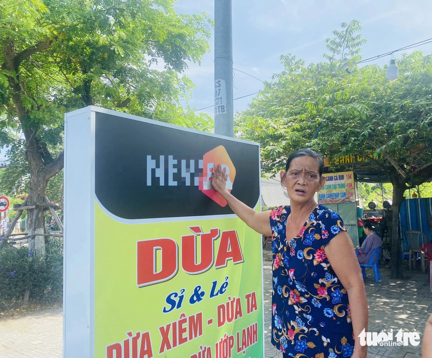 Nhiều chủ quán ngơ ngác khi biết logo trên bảng hiệu của mình là web cờ bạc - Ảnh: ĐOÀN NHẠN