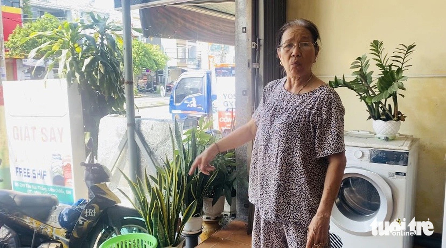 Bà Hoa là chủ cơ sở giặt ủi cho biết những người cho biển nói rằng nếu che logo lại thì sẽ thu hồi bảng hiệu, hiện bà đã bỏ bảng hiệu cũ của mình nên vẫn tiếp tục để bảng hiệu này - Ảnh: ĐOÀN NHẠN