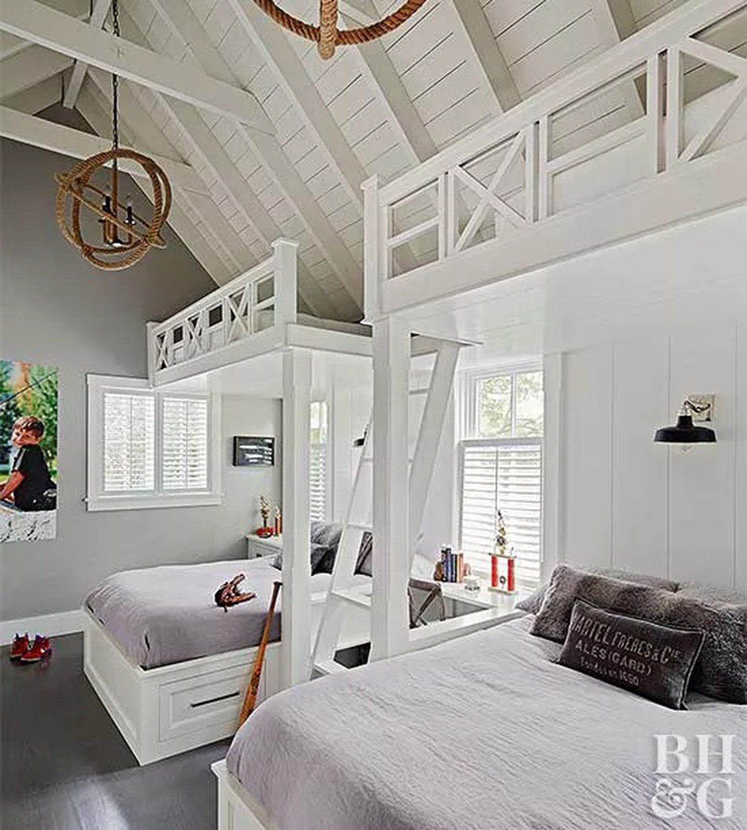 Bạn cũng có thể muốn mua những tấm trải giường và vỏ chăn đẹp hơn để mang đến phong cách sang trọng và thoải mái cho không gian - Ảnh: BHG