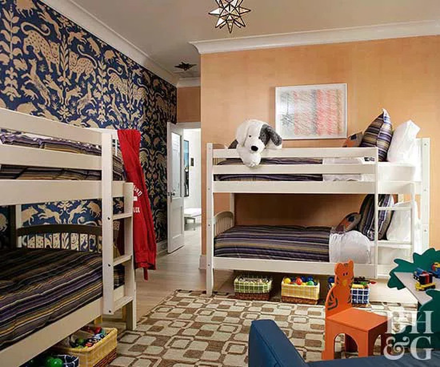 Cách bố trí giường tầng cho phép sử dụng không gian rộng rãi làm khu vui chơi cho trẻ - Ảnh: BHG