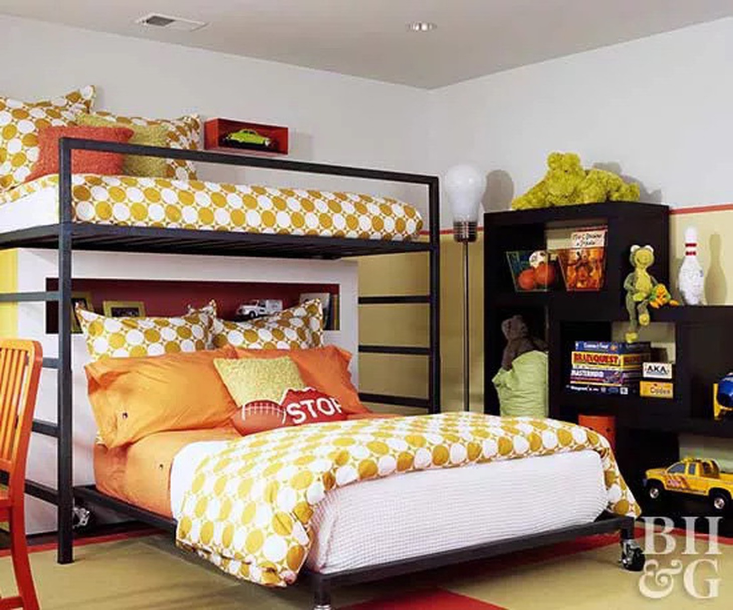 Bạn cũng có thể chọn những tấm trải giường và vỏ chăn đẹp hơn để tạo phong cách đặc biệt cho căn phòng - Ảnh: BHG
