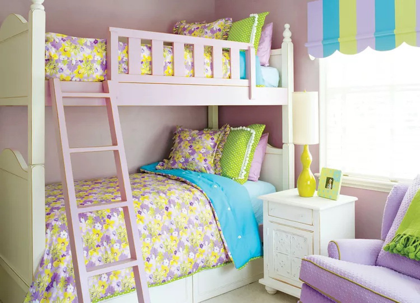 Phòng ngủ chung với màu tím quyến rũ làm chủ đạo - Ảnh: BHG