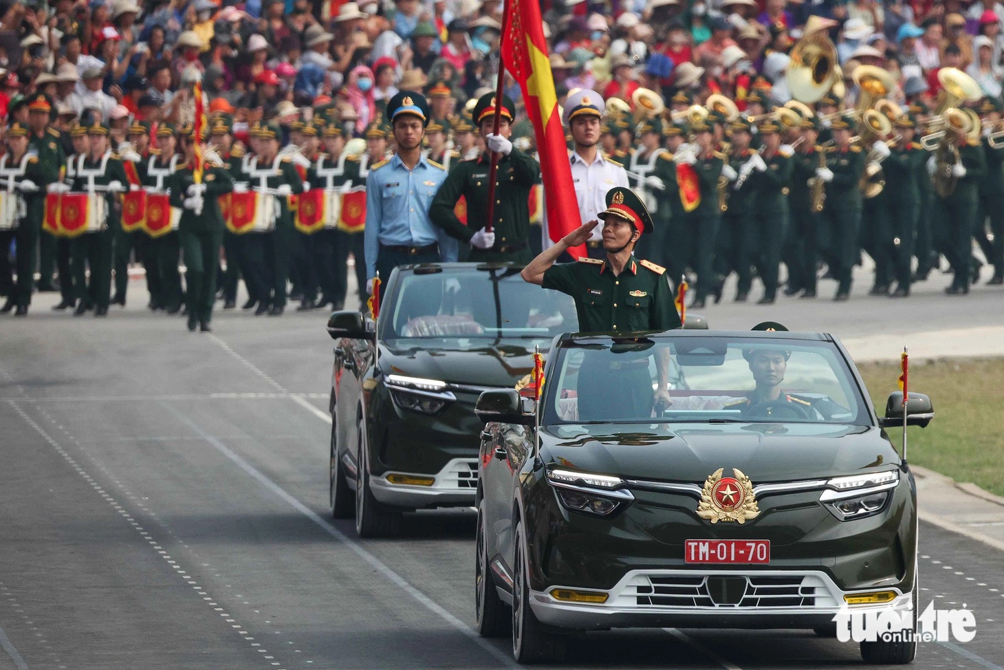 Khối Quân kỳ do trung tướng Nguyễn Trọng Bình, phó tổng tham mưu trưởng Quân đội nhân dân Việt Nam, chỉ huy, dẫn đầu các khối đại diện cho lực lượng Quân đội nhân dân và Dân quân tự vệ đang tiến vào lễ đài - Ảnh: NGUYỄN KHÁNH