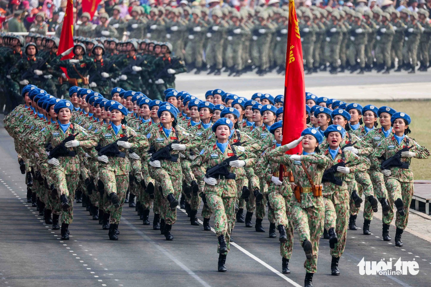 Khối Nữ lực lượng gìn giữ hòa bình của Quân đội nhân dân Việt Nam tiến vào lễ đài. Hành trình 10 năm xây dựng, trưởng thành, các lực lượng gìn giữ hòa bình Việt Nam luôn quán triệt sâu sắc đường lối đối ngoại của Đảng, nêu cao tinh thần độc lập, tự chủ, hòa bình, hữu nghị, hợp tác và phát triển, hoàn thành xuất sắc mọi nhiệm vụ; khẳng định Việt Nam là bạn, là đối tác tin cậy, thành viên có trách nhiệm của cộng đồng quốc tế, để lại nhiều ấn tượng, tình cảm tốt đẹp về đất nước, con người Việt Nam với bè bạn năm châu, đồng nghiệp quốc tế và người dân địa phương - Ảnh: NGUYỄN KHÁNH