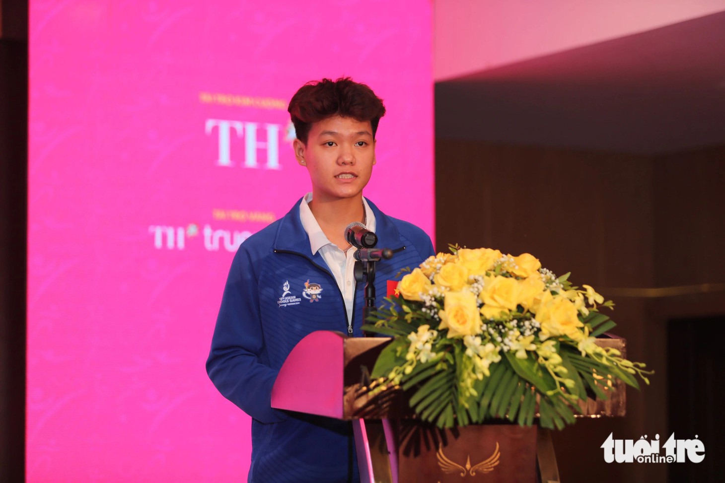 Vận động viên Bùi Bích Phương (môn cầu lông) thay mặt cho các vận động viên của Đoàn thể thao học sinh Việt Nam phát biểu tại lễ xuất quân