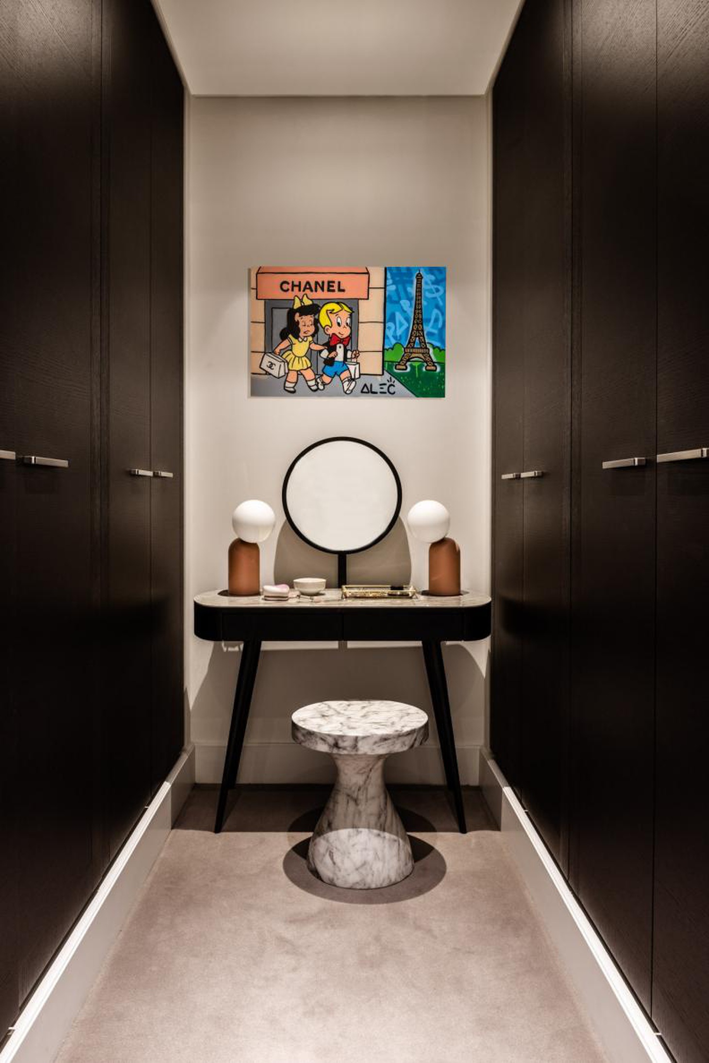 Bàn trang điểm và tủ màu đen đầy cá tính - Ảnh: HGTV