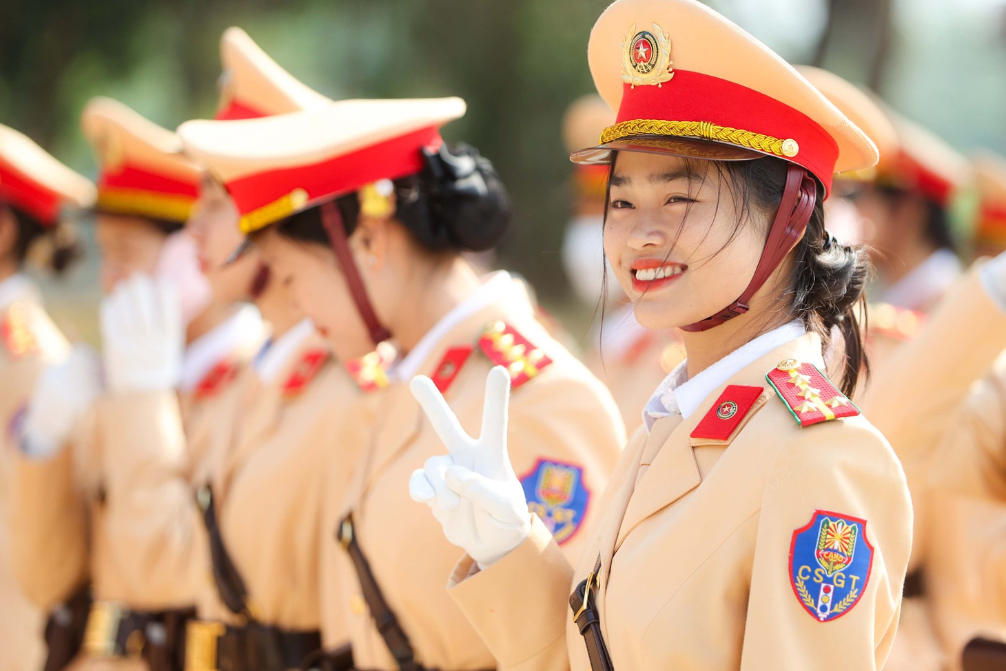 Mặc dù tập luyện trong thời tiết nắng nóng, nhưng các thành viên của khối lực lượng Cảnh sát giao thông luôn lạc quan và tỏ rõ quyết tâm hoàn thành xuất sắc nhiệm vụ tại &nbsp;lễ kỷ niệm 70 năm Chiến thắng Điện Biên Phủ - Ảnh: NGUYỄN KHÁNH