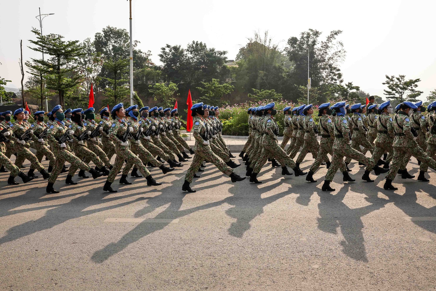 Thượng tá Nguyễn Cao Thìu, đại đội trưởng Đại đội nữ lực lượng Gìn giữ hòa bình, trợ lý điều lệnh của Phòng quân huấn, Bộ tham mưu Quân khu 3, cho biết: Đối với khối nữ lực lượng Gìn giữ hòa bình, từ đơn vị cơ động lên Trung tâm Huấn luyện quân sự quốc gia 4, rồi lên đến tỉnh Điện Biên từ ngày 17-3 đến nay, các đồng chí trong khối rất nỗ lực, nhiệt tình luyện tập. Chị em đều cố gắng khắc phục mọi khó khăn, kể cả hoàn cảnh gia đình, sức khỏe, gửi con nhỏ cho ông bà chăm sóc giúp để tham gia luyện tập - Ảnh: NGUYỄN KHÁNH