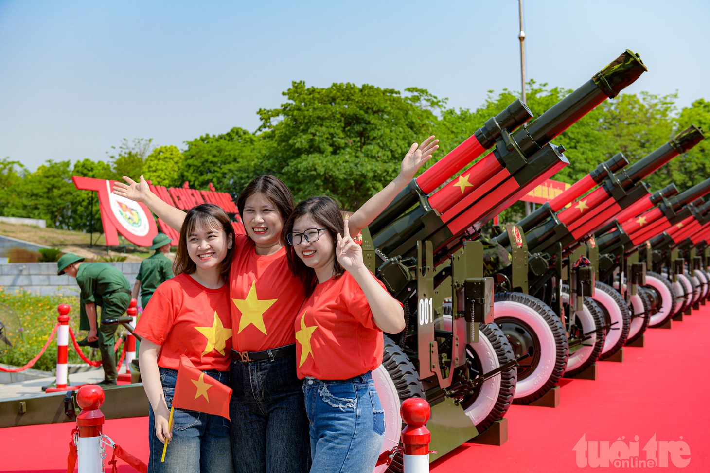 Nhóm bạn trẻ chụp ảnh trước dàn pháo đại bác tại Bảo tàng Chiến thắng lịch sử Điện Biên Phủ