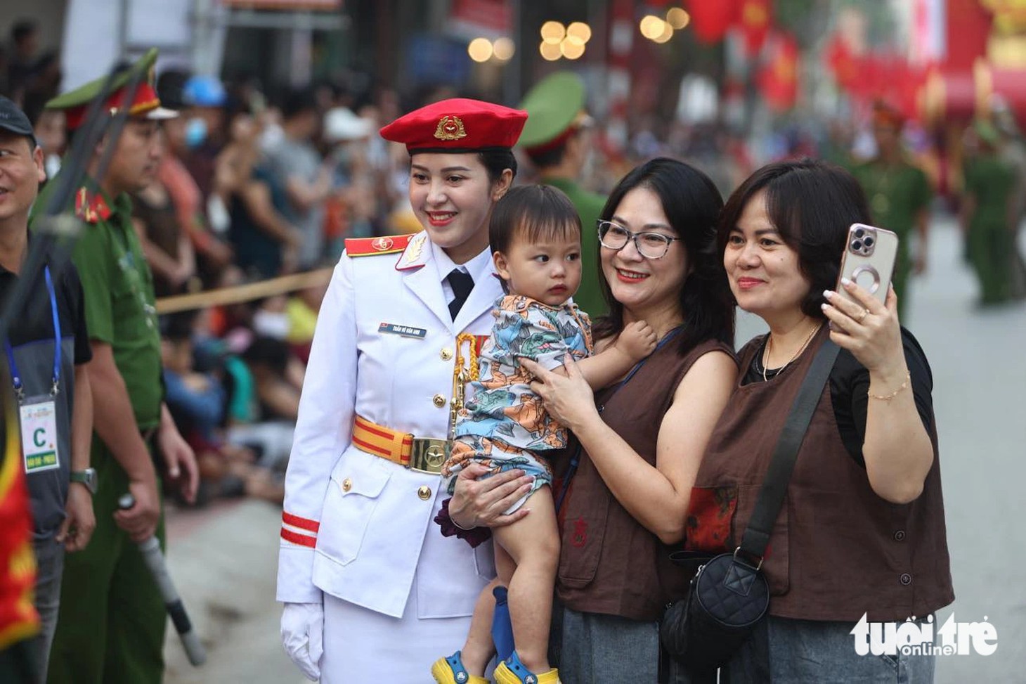 Hình ảnh quân dân thân thiết xuất hiện trên khắp nẻo đường thành phố Điện Biên Phủ hôm nay