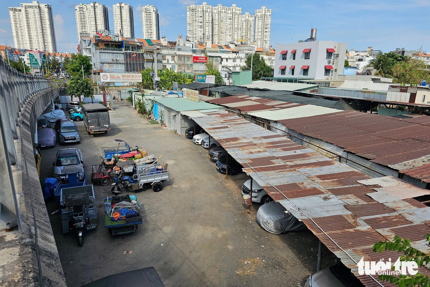 Bãi giữ xe 24/24 xây dựng không phép tại 5 vị trí với nhà - vách - mái bằng tôn, tổng diện tích gần 420m2 - Ảnh: ÁI NHÂN