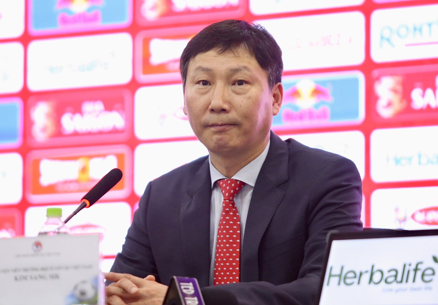 Ông Kim Sang Sik trả lời truyền thông - Ảnh: HOÀNG TÙNG