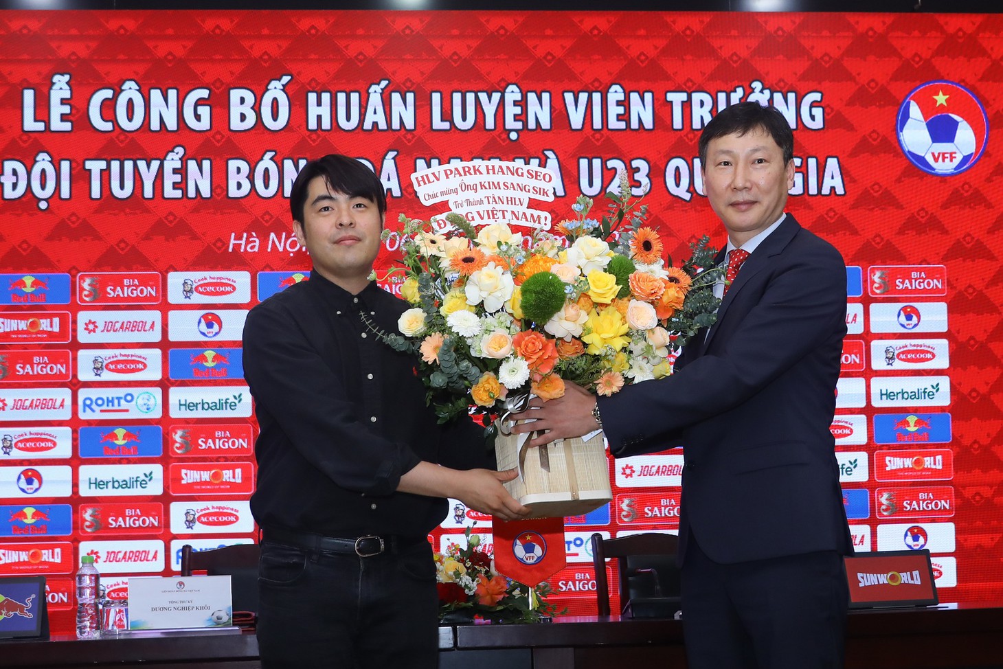 HLV Park Hang Seo gửi hoa chúc mừng ông Kim Sang Sik - Ảnh: MINH ĐỨC
