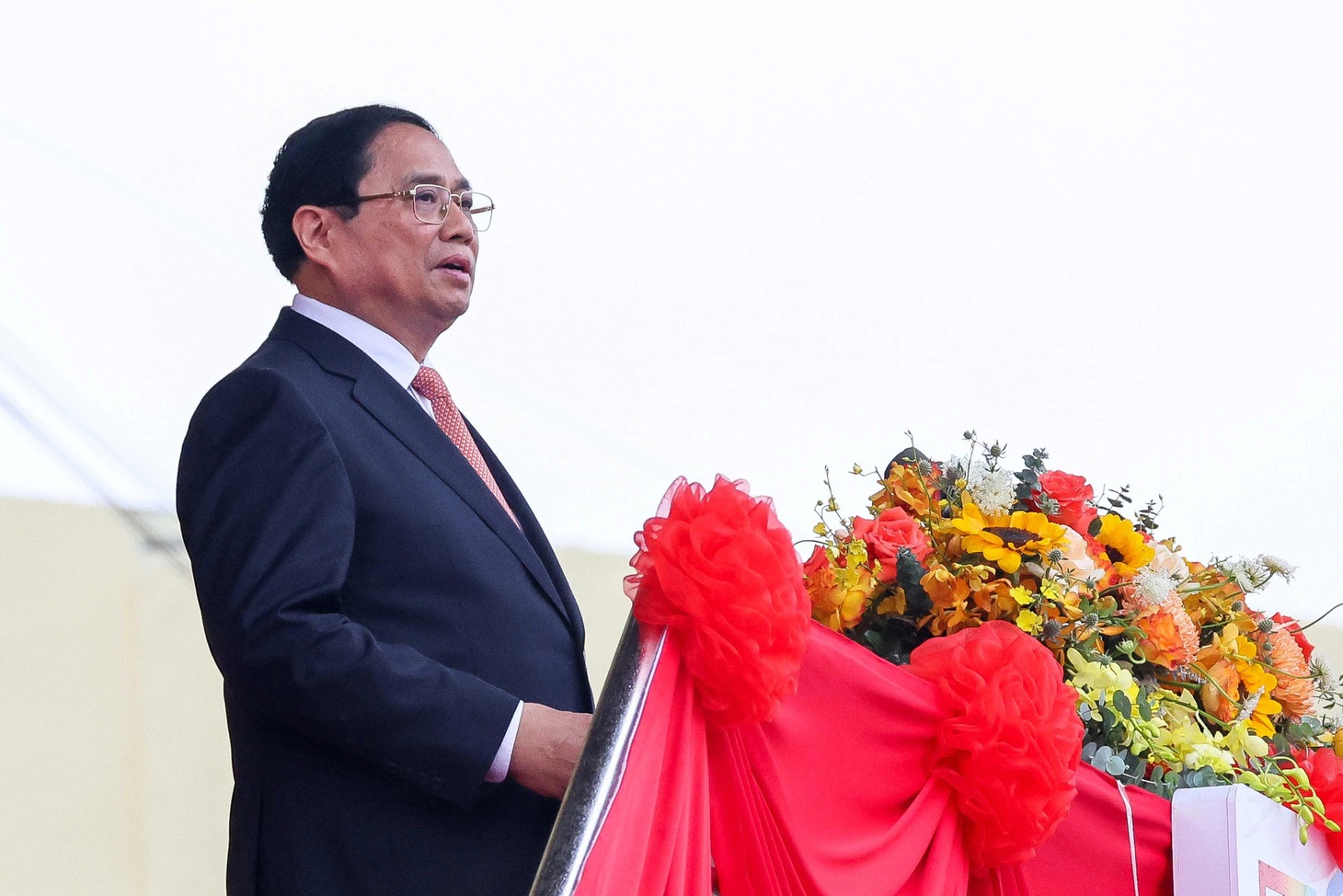 Thủ tướng Chính phủ Phạm Minh Chính phát biểu tại lễ diễu binh, diễu hành kỷ niệm trọng thể 70 năm Chiến thắng lịch sử Điện Biên Phủ - Ảnh: NGUYỄN KHÁNH