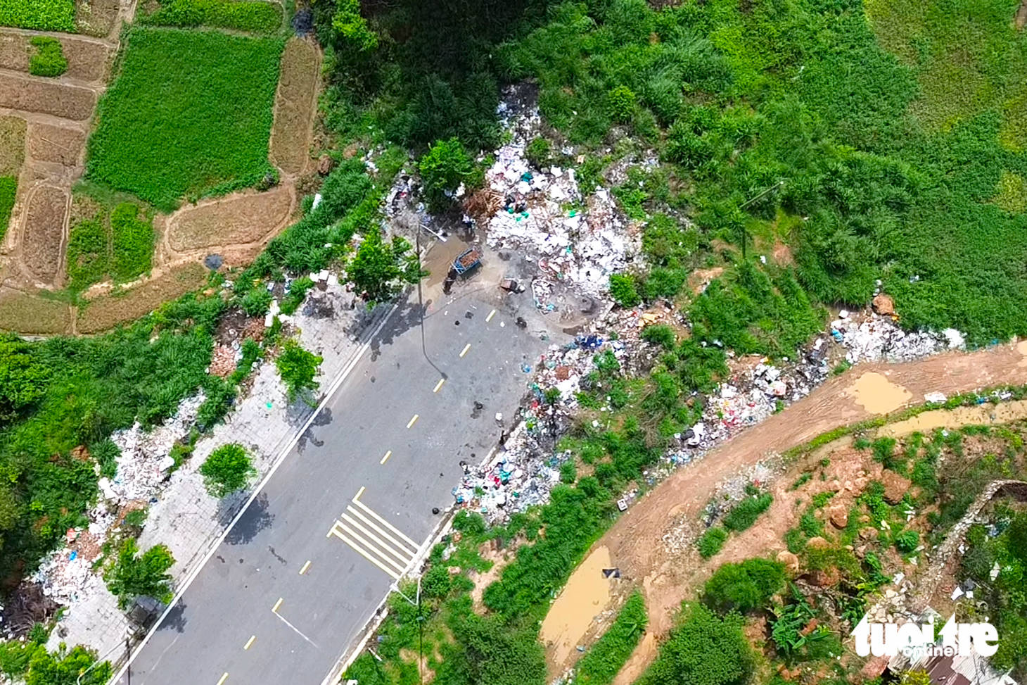 Bãi rác nhếch nhác bao quanh tuyến đường Lương Văn Can và đất vườn của người dân đã tồn tại trong khoảng thời gian dài chưa được xử lý