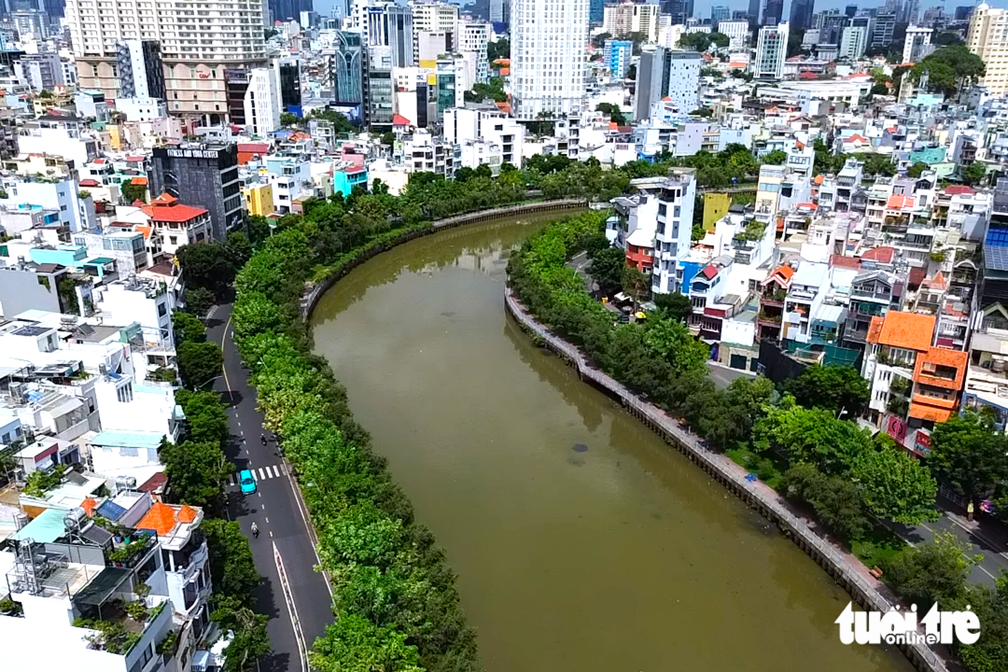 Tương tự, kênh Nhiêu Lộc - Thị Nghè cũng được đơn vị quản lý dọn dẹp nhiều rác và lục bình nổi gây ô nhiễm lòng kênh