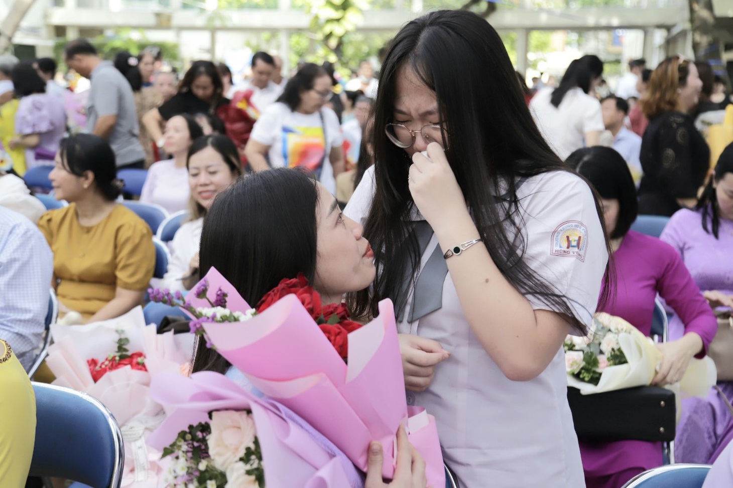 Buổi lễ trưởng thành và tri ân ở Trường THPT Hùng Vương khiến nhiều học sinh vỡ òa cảm xúc - Ảnh: NHƯ HÙNG