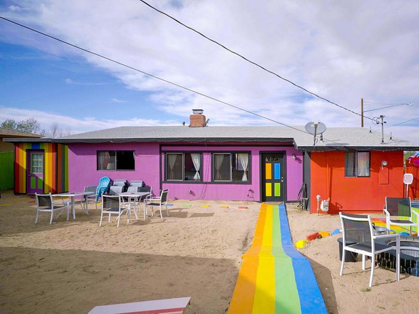 Ngôi nhà cầu vồng ở Vườn quốc gia Joshua Tree, California - Ảnh: HGTV