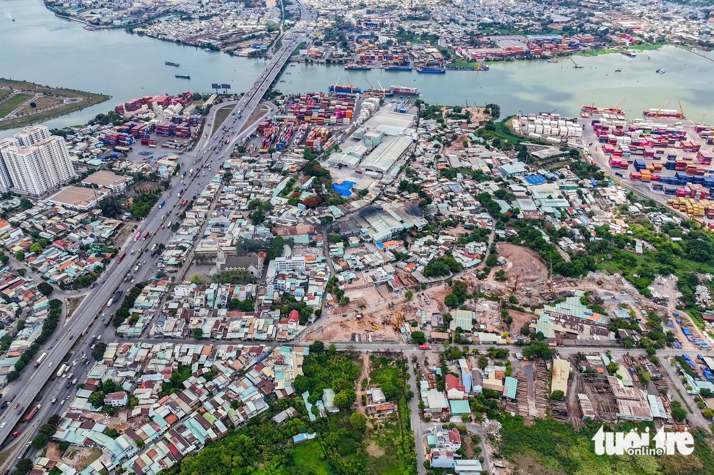 Nút giao Tân Vạn cũng là đoạn giáp với gói XL5 (phường Long Bình, TP Thủ Đức) đi dọc theo sông Đồng Nai - Ảnh: CHÂU TUẤN
