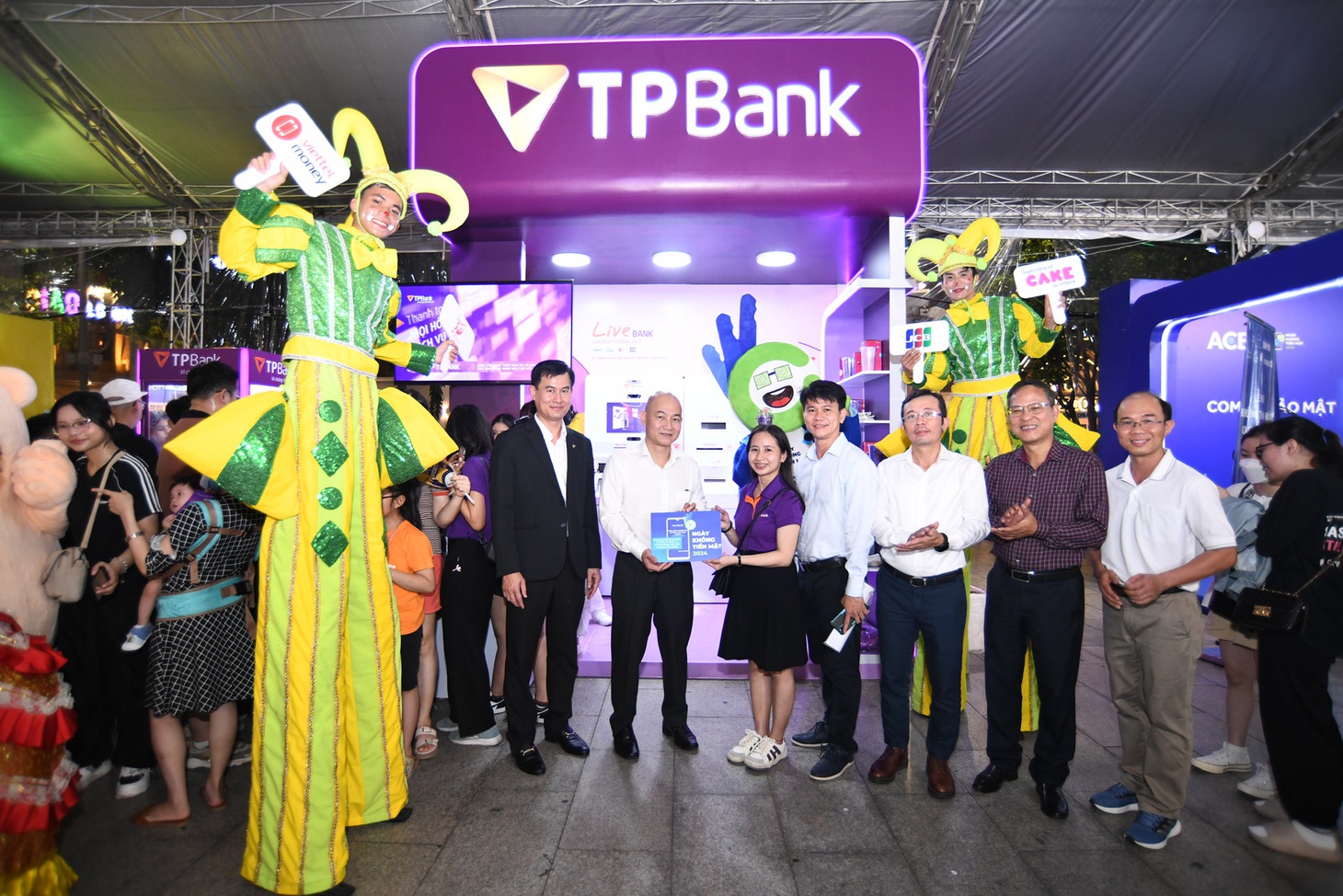 Hơn 100.000 lượt khách đến với Lễ hội Không tiền mặt 2024 - Ảnh 9.