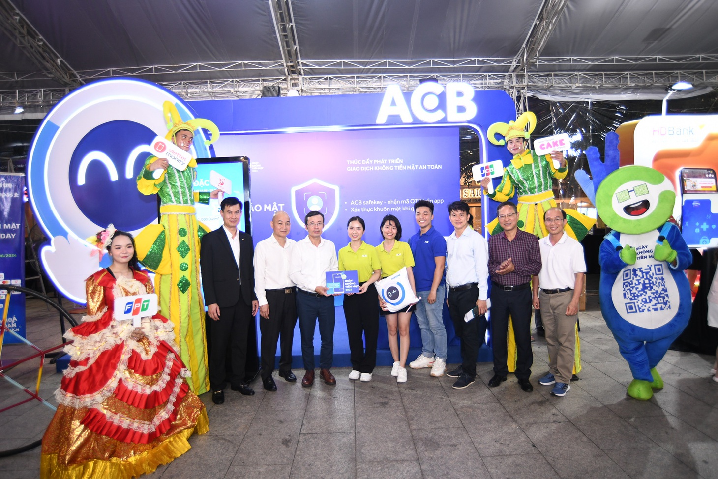 Hơn 100.000 lượt khách đến với Lễ hội Không tiền mặt 2024 - Ảnh 11.