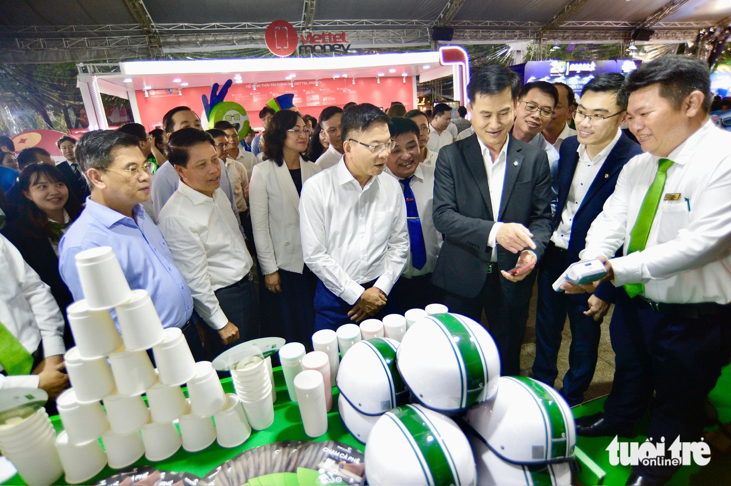 Phó thủ tướng Lê Thành Long và các đại biểu trải nghiệm các dịch vụ thanh toán tại không quan của Vietcombank ở lễ khai mạc lễ hội vào tối 14-6. Đại diện Vietcombank nói với Tuổi Trẻ Online khi kết thúc lễ hội rằng với quy mô lớn, chương trình đã tạo sự tiếp cận, trải nghiệm và kết nối người dân với các đơn vị cung cấp dịch vụ thanh toán không tiền mặt - dịch vụ xu hướng của thế giới với độ bảo mật cao, an toàn hơn trong thời đại công nghệ số hóa hiện nay. Đồng thời, đại diện của Vietcombank kỳ vọng Ngày không tiền mặt sẽ trở thành sự kiện được tổ chức thường niên, rộng rãi không chỉ trên địa bàn TP.HCM nói riêng mà còn nhân rộng trên toàn quốc vào các năm sau - Ảnh: QUANG ĐỊNH