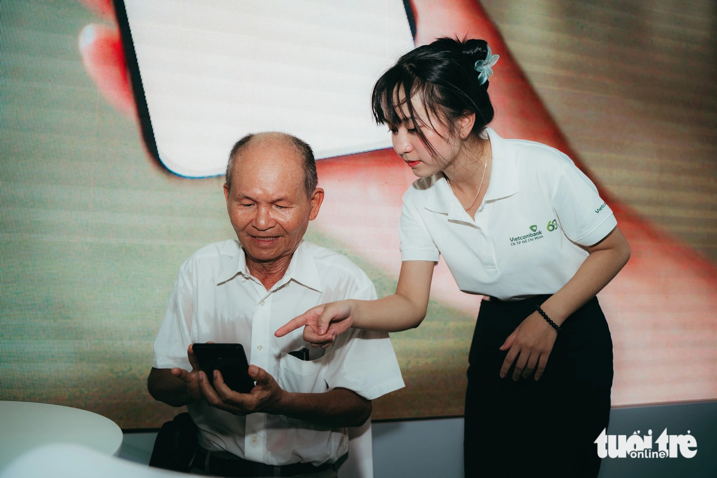 Không chỉ những người trẻ, những người dân ở mọi lứa tuổi cũng đều hào hứng đến với lễ hội, tạo nên không khí trải nghiệm về thanh toán không tiền mặt đa sắc màu - Ảnh: QUANG ĐỊNH