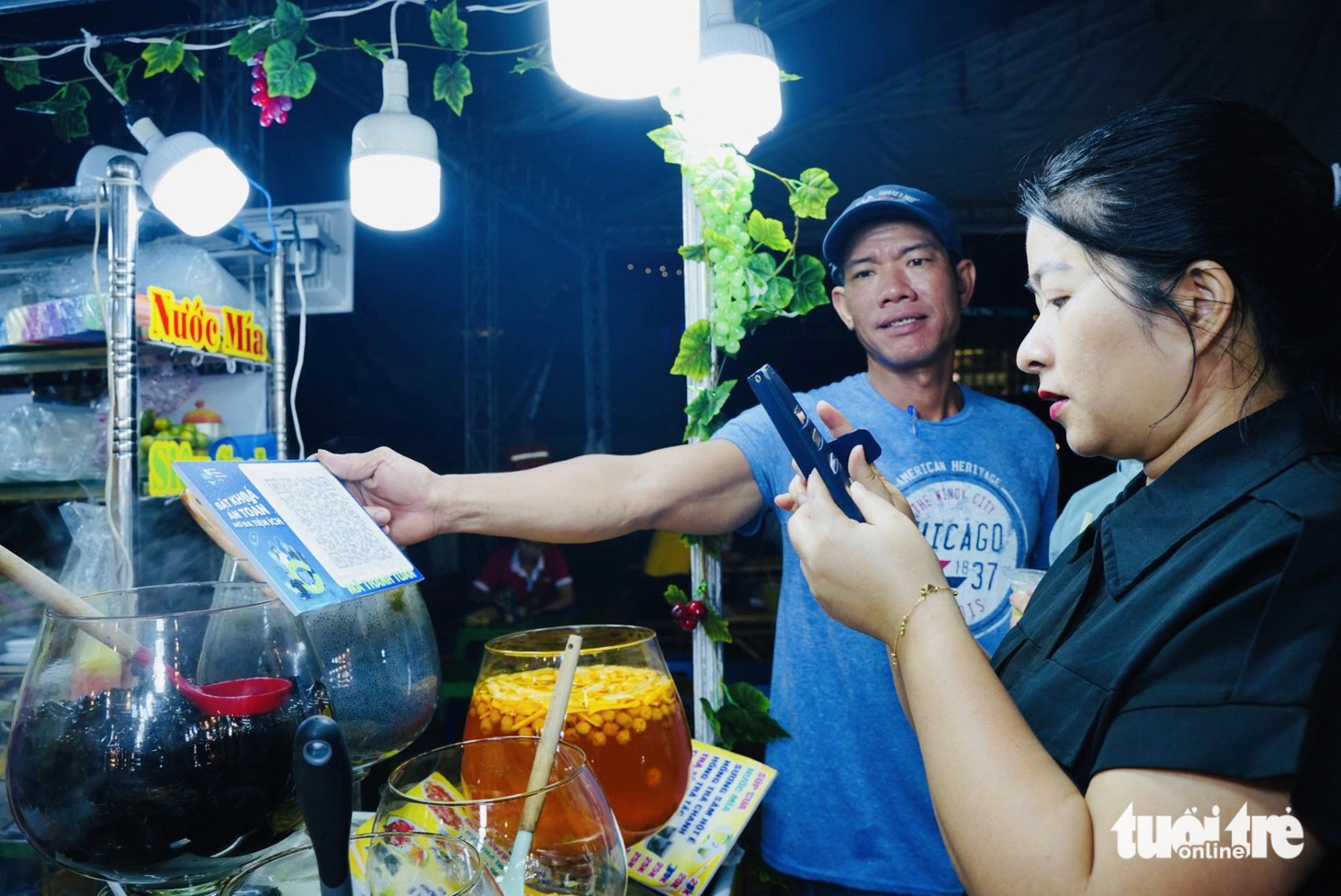Các tiểu thương cũng quét mã nhận thanh toán tại Lễ hội Không tiền mặt 2024 - Ảnh: THANH HIỆP