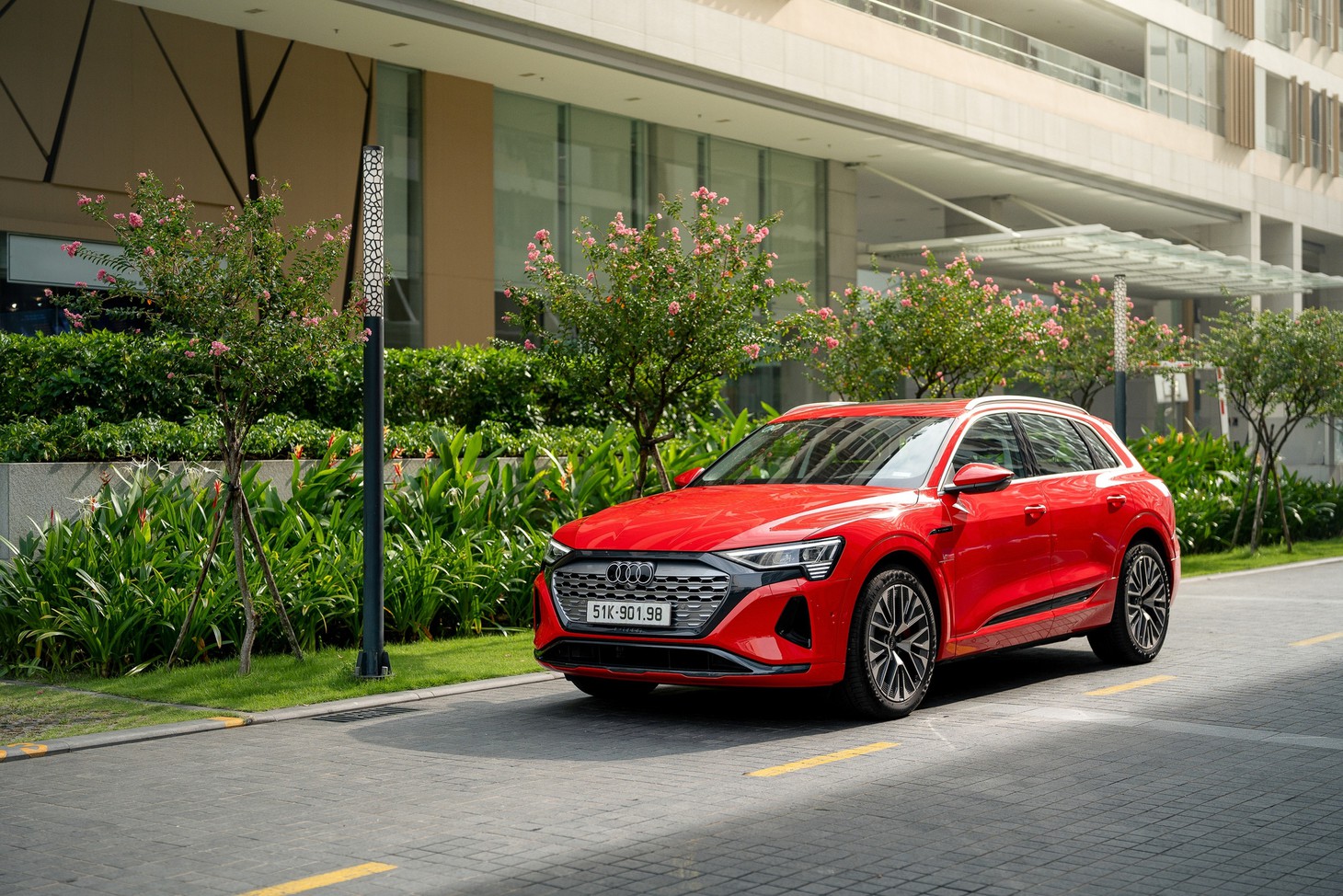 Audi Q8 e-tron ra mắt Việt Nam, giá từ 3,8 tỉ đồng, tặng thêm cả sạc- Ảnh 1.