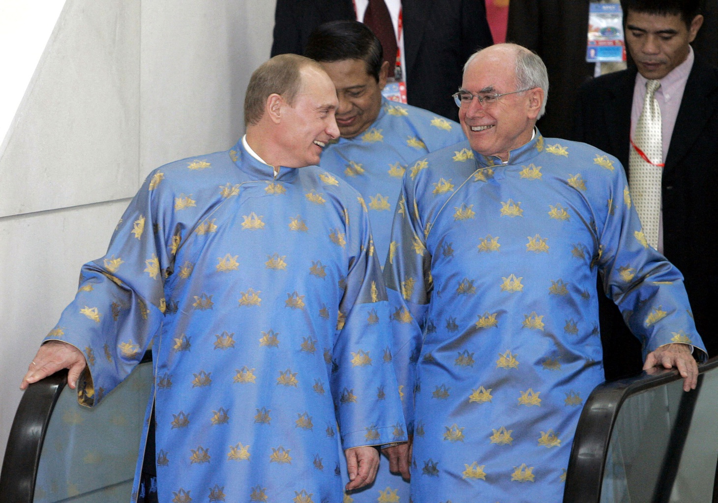 Tổng thống Nga Vladimir Putin và Thủ tướng Úc John Howard trong trang phục áo dài truyền thống của Việt Nam chuẩn bị chụp ảnh tại APEC, Hà Nội, ngày 19-11-2006 - Ảnh: AFP